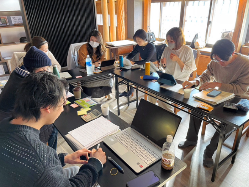 일본 기후시에서 화장품 판매와 미용실 경영을 하는 '이코노와'는 사원 전원이 참가하는 급여 회의를 진행한다. 직원들이 회의에 참여한 모습. 아사히신문
