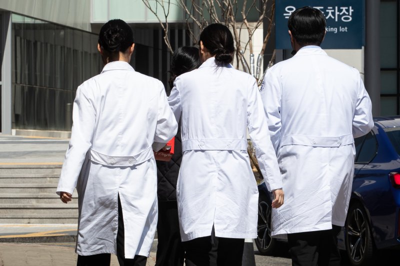 서울시내 한 대학병원에서 의료진들이 이동하고 있다. (기사 내용과 관계 없음). 2024.3.21/뉴스1 ⓒ News1 유승관 기자 /사진=뉴스1