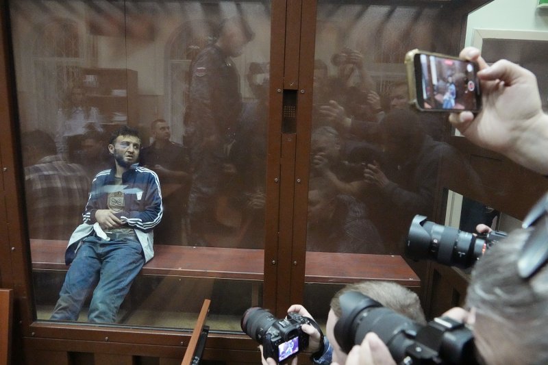 24일(현지시간) 러시아 모스크바 바스만니 법원에서 현지 취재진들이 테러 용의자 달레르존 미르조예프(32)를 촬영하고 있다.AP연합뉴스