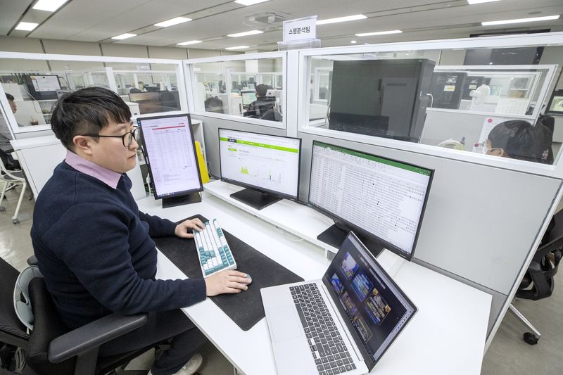 서울 광화문에 위치한 KT 고객센터에서 직원이 AI 클린 메시징 시스템으로 스팸 메시지를 분석하고 있다. KT 제공
