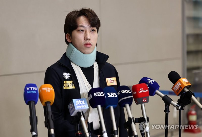 목 보호대 착용한 박지원 목 보호대 착용한 박지원 (영종도=연합뉴스) 윤동진 기자 = 2024 국제빙상연맹(ISU) 쇼트트랙 세계선수권대회에 출전 후 목에 보호대를 하고 팔에 붕대를 감은 채 귀국한 박지원(서울시청)이 19일 오후 인천국제공항 2터미널 입국장에서 인터뷰를 하고 있다. 2024.3.19 mon@yna.co.kr (끝)