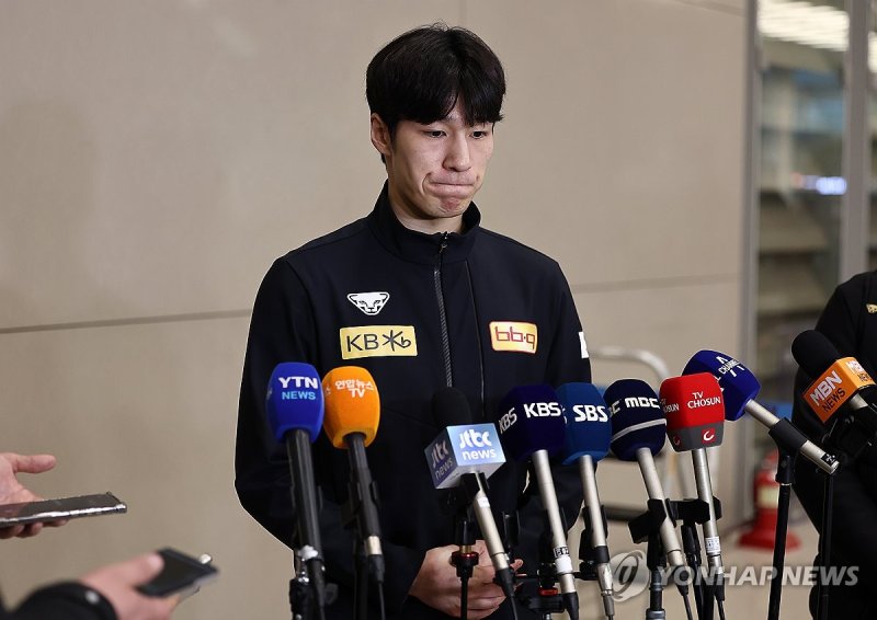 굳은 표정의 황대헌 굳은 표정의 황대헌 (영종도=연합뉴스) 윤동진 기자 = 2024 국제빙상연맹(ISU) 쇼트트랙 세계선수권대회에 출전한 황대헌(강원도청)이 19일 오후 인천국제공항 2터미널을 통해 입국 후 인터뷰를 하고 있다. 2024.3.19 mon@yna.co.kr (끝)