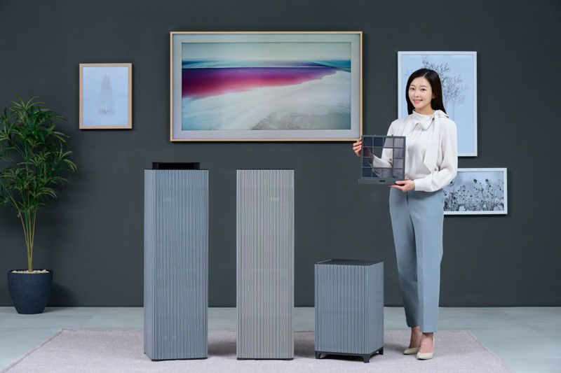 삼성전자 모델이 프리미엄 공기청정기 '비스포크 큐브 에어 인피니트 라인'에 신규 필터를 적용한 제품을 소개하고 있다. 삼성전자 제공
