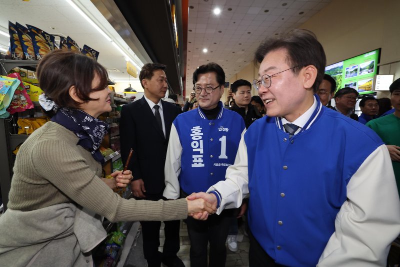 이재명 더불어민주당 대표가 24일 오후 서울 서초구 고속버스터미널을 방문해 시민들과 인사를 나누고 있다. (공동취재) 2024.3.24/뉴스1 ⓒ News1 김도우 기자