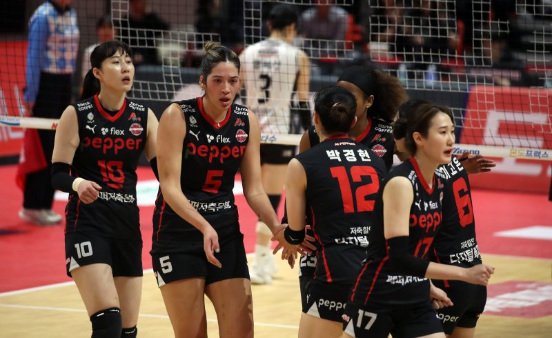 16일 광주 페퍼스타디움에서 열린 프로배구 도드람 2023-2024 V-리그 여자부 페퍼저축은행과 정관장의 경기에서 페퍼저축은행 선수드링 서로 격려하고 있다. 2024.2.16/뉴스1 ⓒ News1 이수민 기자
