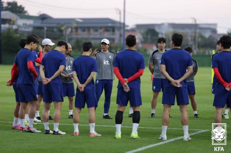 24일 태국 방콕 윈드밀 풋볼클럽에서 2026 북중미 월드컵 아시아 지역 2차 예선 C조 4차전 태국과의 경기를 앞둔 황선홍 대한민국 축구대표팀 감독이 훈련을 지도하고 있다.(대한축구협회 제공) 2024.3.24/뉴스1