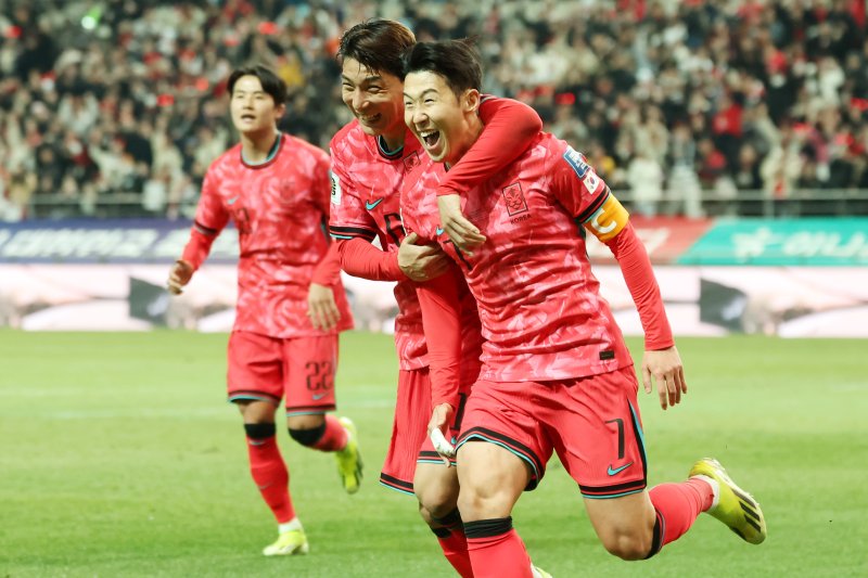 21일 오후 서울 마포구 서울월드컵경기장에서 열린 2026 북중미 월드컵 아시아지역 2차예선 C조 조별리그 3차전 대한민국과 태국과의 경기에서 대한민국 손흥민이 첫 골을 성공시킨 뒤 주민규와 함께 기쁨을 나누고 있다. 2024.3.21/뉴스1 ⓒ News1 민경석 기자