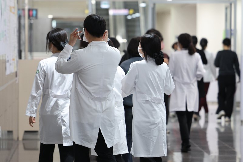 25일 서울 시내 한 대학병원에서 의료진들이 이동하고 있다. 뉴스1