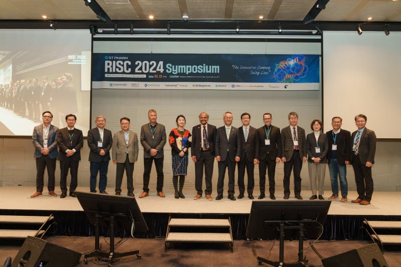 에스티팜 김경진 대표이사(오른쪽 일곱번째)와 주요 연사들이 RISC 2024에서 기념사진을 촬영하고 있다. 에스티팜 제공