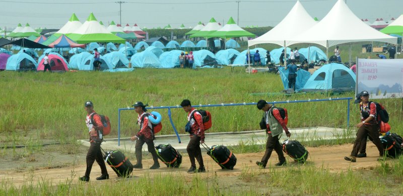 '2023 새만금 제25회 세계스카우트잼버리'가 개회한 2023년 8월1일 전북 부안군 세계스카우트잼버리에서 스카우트 대원들이 짐을 나르고 있다. 사진=뉴시스
