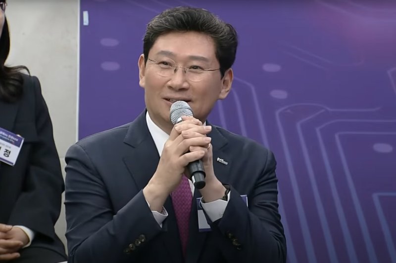 용인시청에서 지난 3월 25일 개최된 국민과 함께하는 민생토론회에서 이상일 용인시장이 발언하고 있다.(KTV 갈무리) 용인시 제공