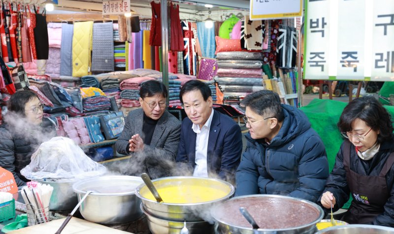 박완식 우리카드 사장(오른쪽 세번째)이 지난 2023년 11월 영등포전통시장을 방문해 소상공인의 고충을 청취하고 있다. 우리카드 제공
