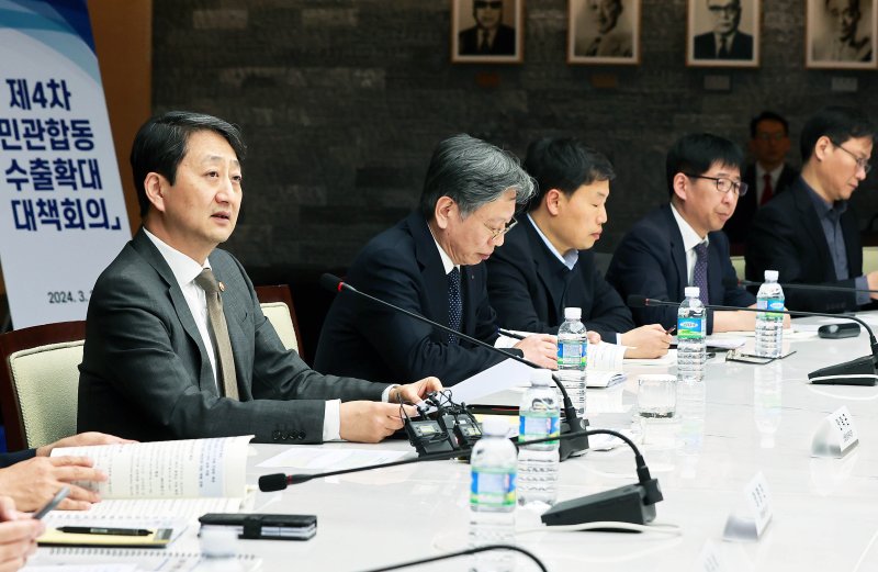 안덕근 산업통상자원부 장관(왼쪽 첫번째)이 25일 서울 중구 대한상공회의소에서 열린 제4차 민관합동 수출확대 대책회의를 주재하고 있다. 산업통상자원부 제공