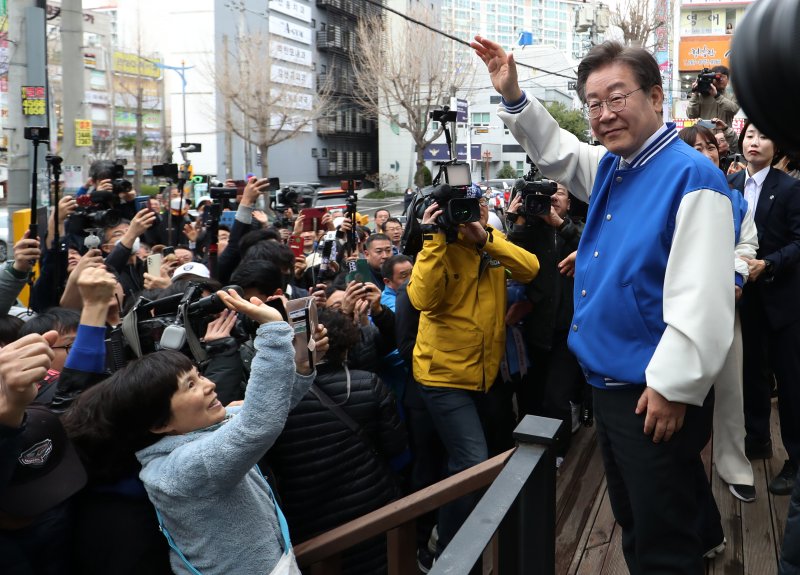 이재명 더불어민주당 대표가 25일 경남 창원시 성산구 반송시장에서 시민들에게 인사를 하고 있다. 2024.3.25/뉴스1 ⓒ News1 윤일지 기자