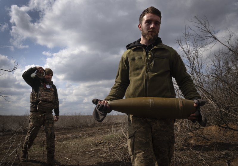지난 달 25일(현지시각) 우크라이나 도네츠크주 바흐무트 인근 전선에서 우크라이나 군인들이 152㎜ 자주포 2S3를 러시아 진영으로 발사하기 위해 포탄을 나르고 있다. 뉴시스 제공