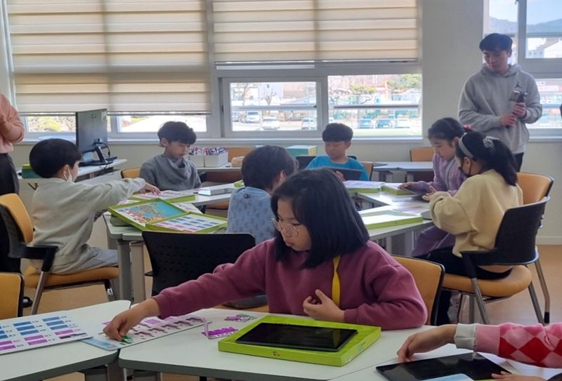 여수 무선초등학교에 개관된 교원 에듀테크 교실 7호점_체험수업. 교원그룹 제공