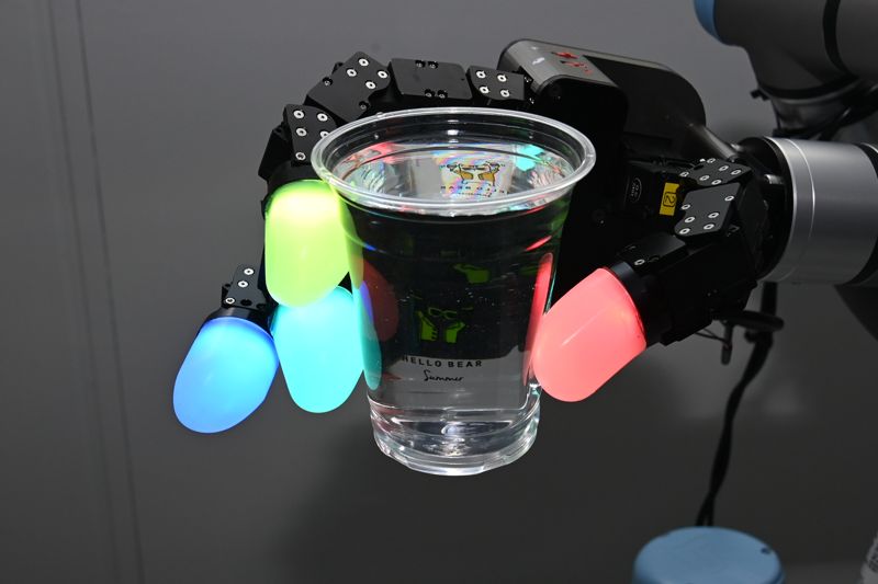 한국전자통신연구원(ETRI)의 촉각센서를 적용해 ㈜원익로보틱스이 '알레그로 핸드' 로봇 손을 만들었다. 이 로봇 손은 물컵에 물을 가득 부었을 때 로봇 손가락별 감지된 압력 변화를 LED 색상 변화로 알 수 있다. ETRI 제공