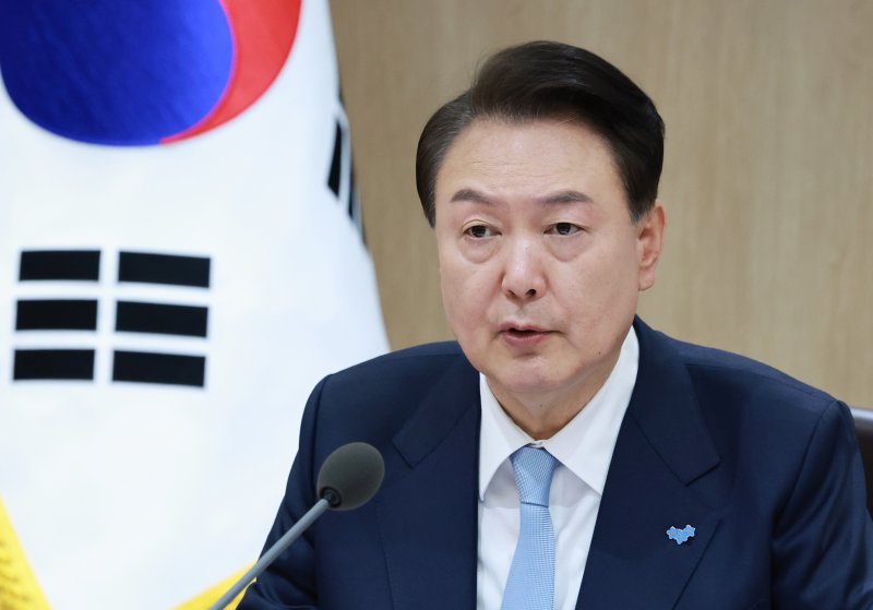 尹 ‘물망초 배지’ 이어 통일부 “北, 납북 문제 무책임”