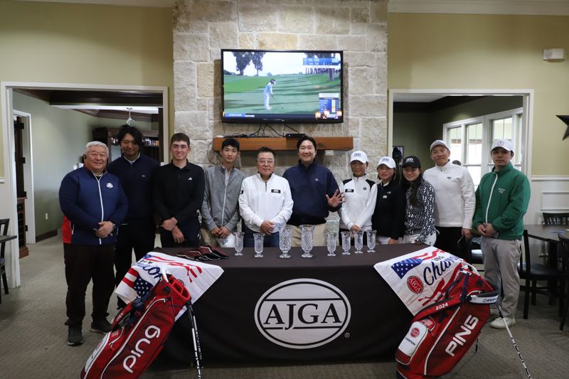 미국주니어골프협회(AJGA) 텍사스 주니어챔피언십에 출전한 6명의 주니어 선수들과 퍼시픽링스코리아 관계자가 함께 기념촬영을 하고 있다. 퍼시픽링스코리아 제공