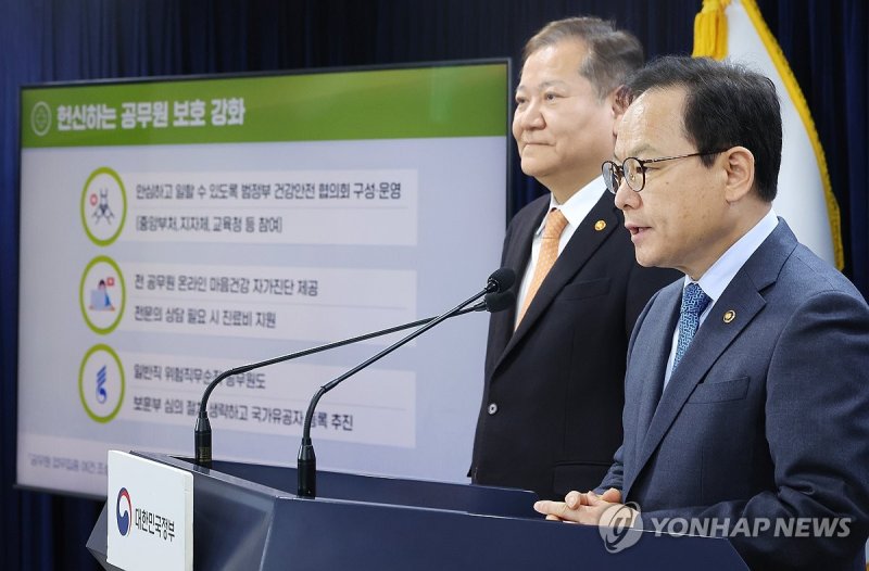 인사혁신처장, 공무원 업무집중 여건 조성방안 브리핑 인사혁신처장, 공무원 업무집중 여건 조성방안 브리핑 (서울=연합뉴스) 김도훈 기자 = 김승호 인사혁신처장이 26일 정부서울청사에서 공무원 업무집중 여건 조성방안 브리핑을 하고 있다. 정부는 공무원의 공직 이탈을 줄이고 공무원들이 업무에만 집중할 수 있도록 6급 이하 실무직 국가공무원 2천여명 직급을 상향 조정하고 7급에서 6급으로의 근속 승진 대상 규모를 50%로 확대 및 심사 횟수 제한 폐지 등의 내용을 발표했다. 왼쪽은 이상민 행안부 장관. 2024.3.26 superdoo82