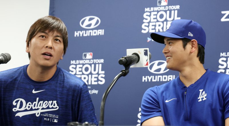 지난 3월16일 미국프로야구(MLB) 월드투어 서울시리즈에 출전하는 LA 다저스 오타니 쇼헤이와 전 통역사 미즈하라 잇페이(왼쪽)가 서울 구로구 고척스카이돔에서 열린 공식 기자회견에 참석한 모습. /사진=뉴스1