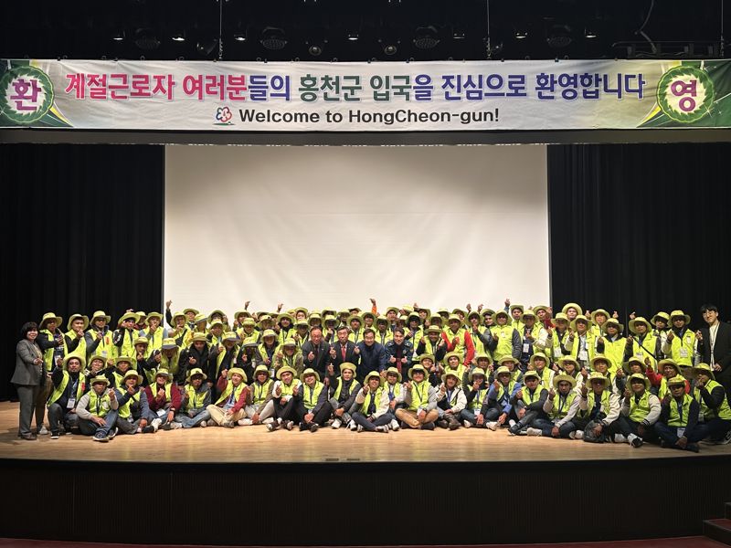 홍천군 1차 외국인 계절근로자 입국...설명회 개최