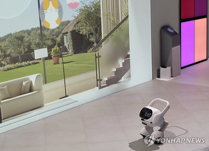 LG전자 '스마트홈 AI 에이전트' LG전자 '스마트홈 AI 에이전트' (서울=연합뉴스) 장하나 기자 = 8일(현지시간) 미국 라스베이거스 만달레이 베이 컨벤션 센터에서 개최된 CES 2024에서 LG전자가 고도화된 로봇 및 AI 기술이 적용된 반려가전 '스마트홈 AI 에이전트'를 선보이고 있다. 2024.1.9 hanajjang@yna.co.kr (끝)