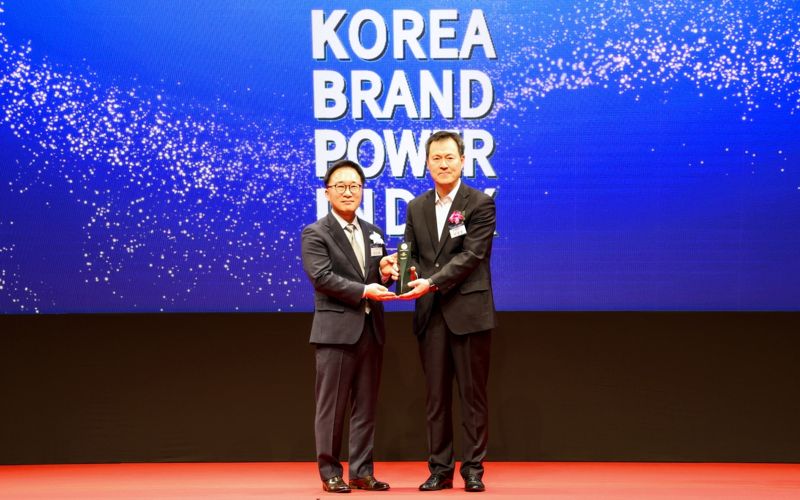 이상훈 현대엘리베이터 최고재무책임자(CFO, 사진 오른쪽)가 서울 중구 신라호텔에서 열린 '2024 제26차 한국산업의 브랜드파워'(K-BPI) 인증식에서 상패를 받고 있다. 현대엘리베이터 제공