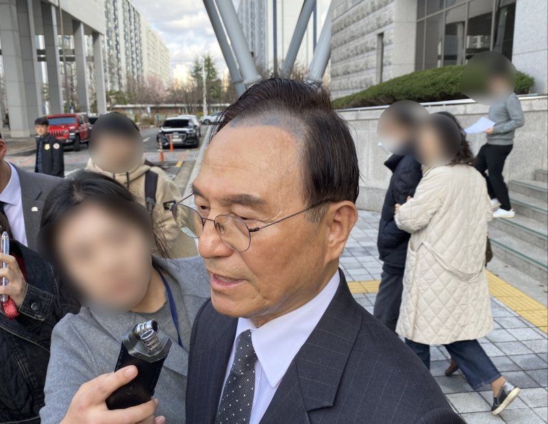 박상돈 천안시장이 26일 대전고등법원에서 열린 항소심 판결 직후 법정을 나서고 있다. 뉴스1