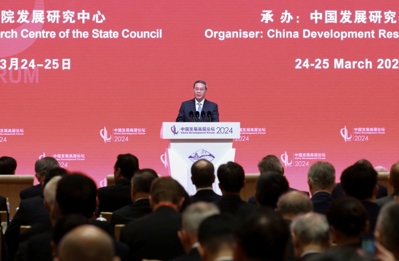 리창 중국 총리가 24일 중국발전포럼에 참석한 해외 기업 대표들을 대상으로 베이징 조어대에서 기조연설을 하고 있다. 로이터 연합뉴스