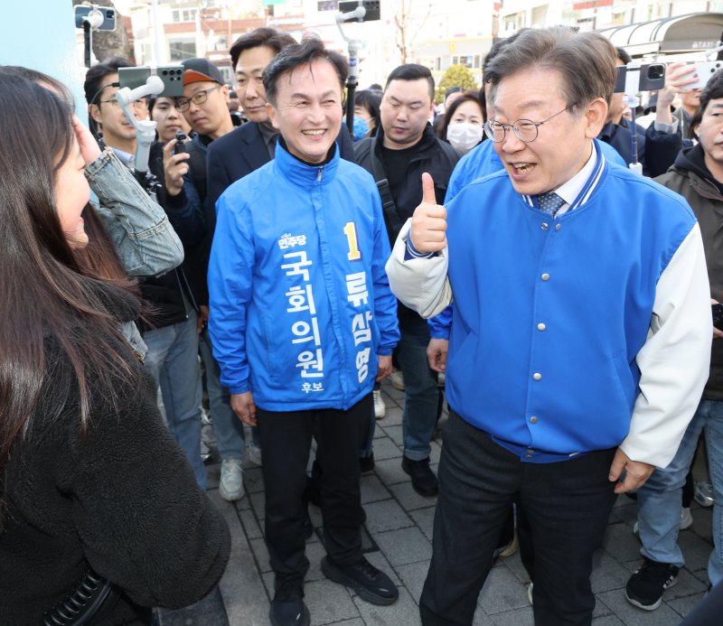 이재명 더불어민주당 대표(오른쪽)가 26일 서울 동작구 흑석동에서 류삼영 후보와 시민들을 만나고 있다. 연합뉴스