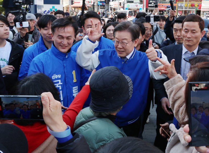 이재명 더불어민주당 대표와 류삼영 동작을 후보가 26일 오후 서울 동작구 중앙대학교병원 앞에서 시민들에게 인사를 하고 있다. 사진=뉴시스
