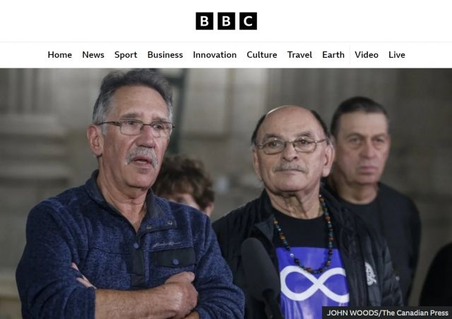 병원 측 실수로 서로 뒤바뀐 삶을 살게 된 리차드 보베(왼쪽)와 에드워드 앰브로스(오른쪽). BBC 홈페이지 캡처
