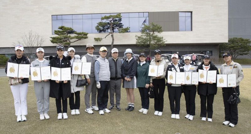 대한적십자사가 홍보대사로 위촉한 한국여자프로골프(KLPGA) 투어 선수 12명. 대한적십자사 제공