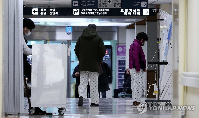 지난 10일 서울 중구 국립중앙의료원에서 환자들이 이동하고 있다. /사진=연합뉴스