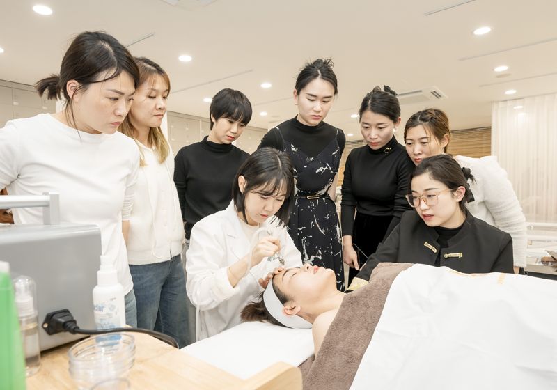 중국 피부미용숍 관계자들이 영진전문대 뷰티융합과 실습실에서 'K-의료뷰티' 연수에 참여하고 있다. 영진전문대 제공