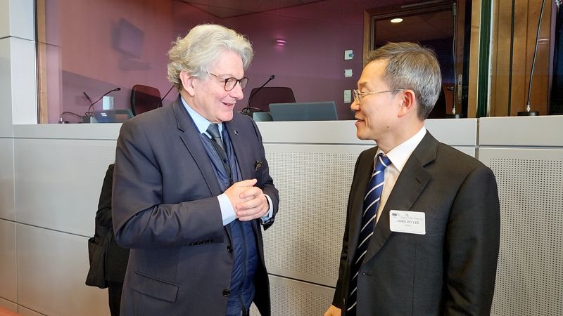 이종호 과학기술정보통신부 장관(오른쪽)과 티에리 브르통 EU 집행위원회 내부시장 집행위원이 지난 26일 벨기에 브뤼셀에 위치한 EU 집행위 본부에서 이야기를 나누고 있다. 과기정통부 제공