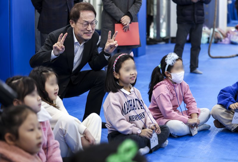 조희연 서울시교육감이 지난 5일 서울 마포구 아현초등학교를 찾아 늘봄학교 현장점검을 하고 있다. 뉴시스