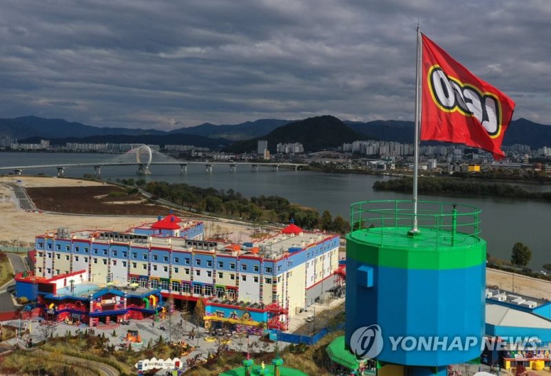 춘천 레고랜드 레고랜드 발 채권시장 경색 해법은 (춘천=연합뉴스) 양지웅 기자 = 이른바 레고랜드 사태에서 촉발된 채권시장 자금경색 상황을 타개하고자 정부가 50조원 이상의 유동성 공급 프로그램을 가동하기로 했다. 사진은 24일 춘천 레고랜드 코리아 리조트의 모습. 김진태 강원도지사는 이날 기자들과 만난 자리에서 "이번 일로 본의 아니게 그렇지 않아도 어려운 자금 시장에 불필요한 혼란과 오해가 초래돼 매우 유감스럽게 생각한다"고 말했다. 2022.10.24 yangdoo@yna.co.kr (끝)