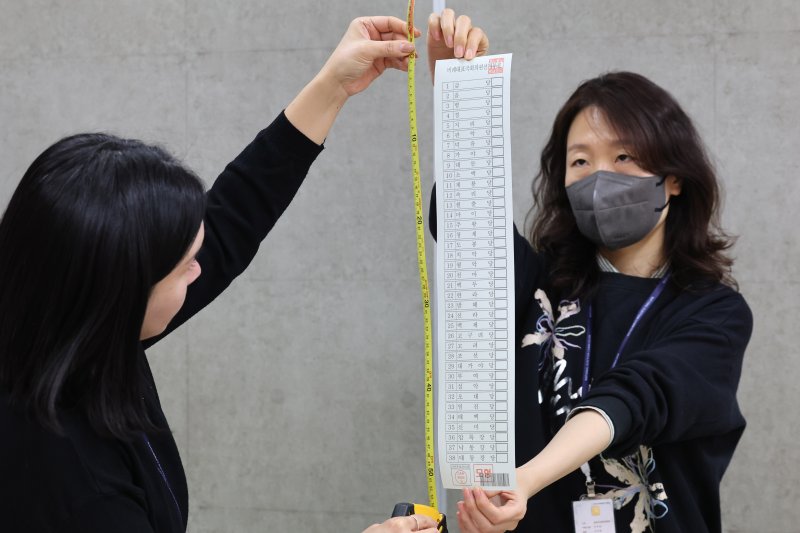 [서울=뉴시스] 권창회 기자 = 제22대 국회의원 선거를 2주 앞둔 27일 오전 서울 종로구 서울시선거관리위원회에서 선관위 관계자가 투표용지를 확인하고 있다. 이번 총선에서는 정당 38곳으로 비례대표 투표용지 길이가 51.7cm로 역대 최장이다.2024.03.27. kch0523@newsis.com