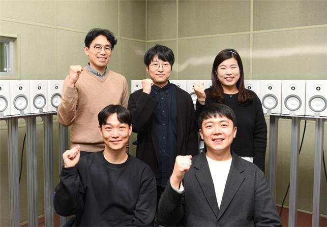 [대전=뉴시스] 미세진동을 좁은 영역에 가두고 증폭하는 메타물질을 개발한 연구진. 앞줄 왼쪽부터 시계방향으로 KRISS 이형진 선임연구원, 최원재 책임연구원, 정인지 선임연구원, 성균관대 김미소 교수, 승홍민 선임연구원. *재판매 및 DB 금지