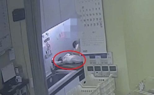 "신생아 살짝 쿵 했다"는 간호사, CCTV 보니..떨어지는 모습 '경악' [영상]