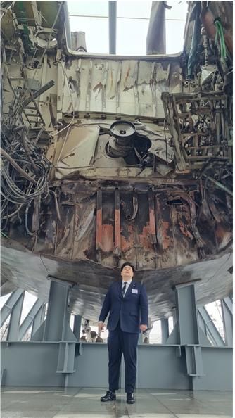 서울 영등포구의회 박현우 의원이 지난 26일 열린 '제14주기 천안함 46용사 추모식'에 참석, 북한 연어급 잠수정의 기습 어뢰 공격으로 피격되어 인양된 PCC-772 천안함 선체를 살펴보고 있다. 박현우 의원측 제공