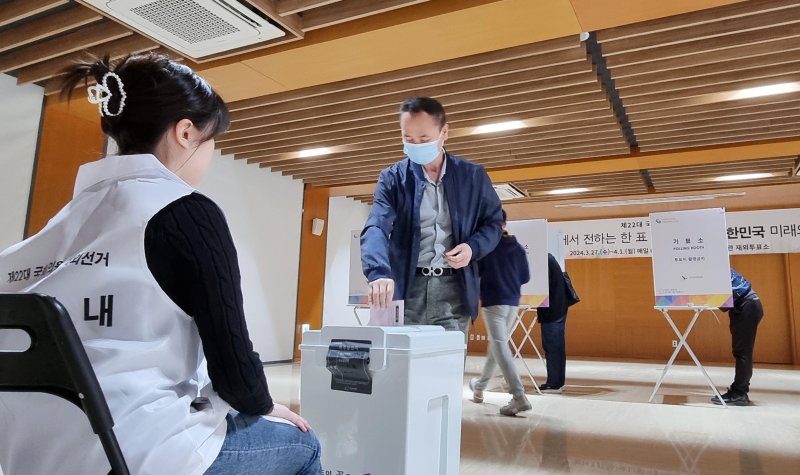 제22대 국회의원선거 재외국민 투표 첫날인 27일 중국 베이징 차오양구 주중한국대사관에 마련된 재외투표소에서 유권자가 투표하고 있다. 뉴시스