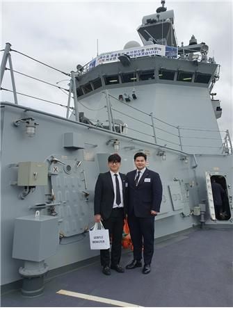 서울 영등포구의회 박현우 의원(오른쪽)이 지난 26일 열린 제14주기 천안함 46용사 추모식에 참석, 신형 FFG-826 천안함에 승선해 있다. 박 의원측 제공