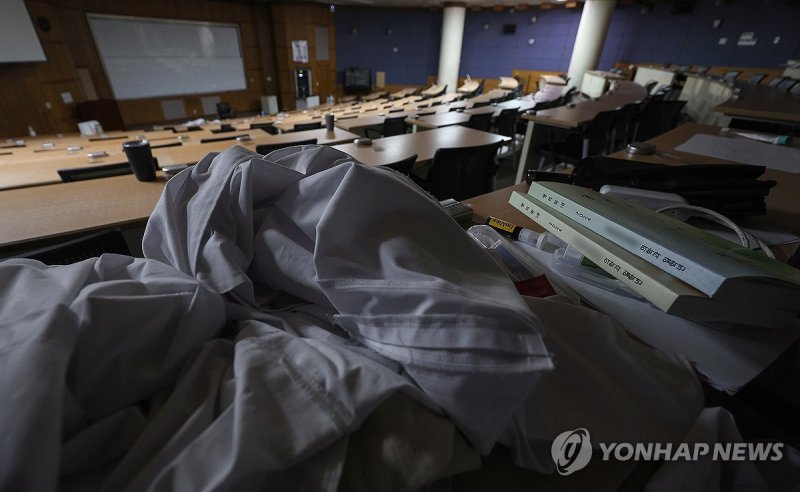 전국 의대 교수들의 집단 사직이 시작된 25일 대구 한 의과대학 강의실이 조용한 모습을 보이고 있다. 연합뉴스
