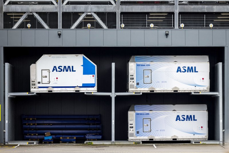 27일(현지시간) 네덜란드 노르트브라반트주 펠트호번에서 촬영된 네덜란드 반도체 장비 생산 업체 ASML의 컨테이너들.AFP연합뉴스
