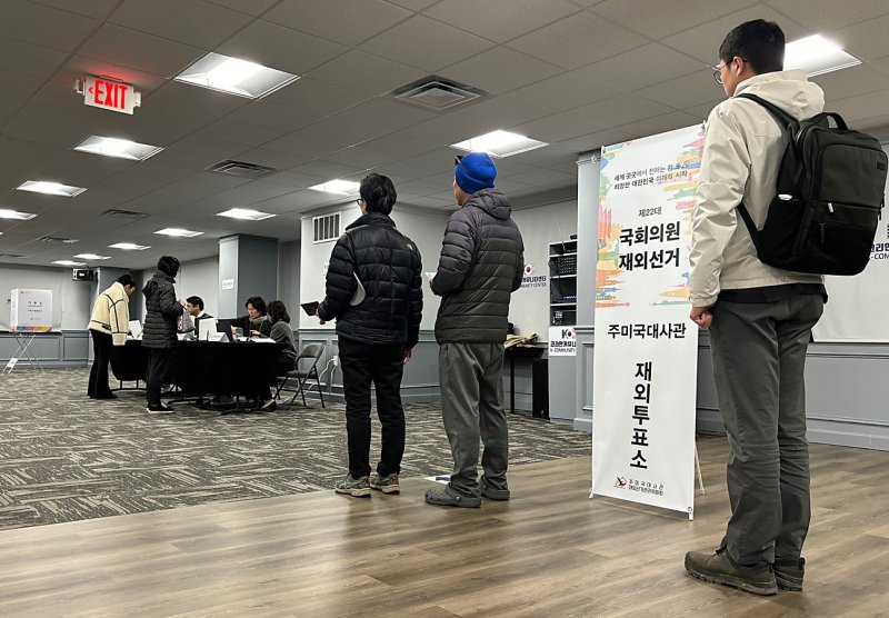 [알렉산드리아(버지니아주)=뉴시스] 이윤희 특파원 = 27일(현지시각﻿) 미국 버지니아주 알렉산드리아 코리안커뮤니티센터에 마련된 4월10일 제22대 국회의원 총선거 재외투표 투표소에서 투표가 이뤄지고 있다. 이번 총선 재외선거는 이날부터 오는 4월1일까지 115개국 220개 투표소에서 진행된다. 2024.03.28. sympathy@newsis.com