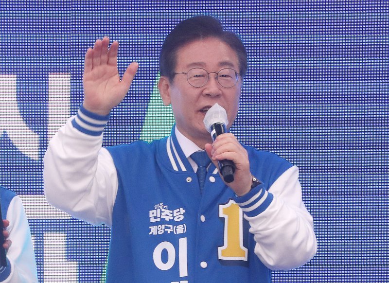제22대 총선 인천 계양을에 출마하는 이재명 더불어민주당 대표가 공식 선거운동이 시작된 28일 오전 인천 계양구 계양역 앞에서 유세차량에 올라 지지를 호소하고 있다. 뉴스1화상