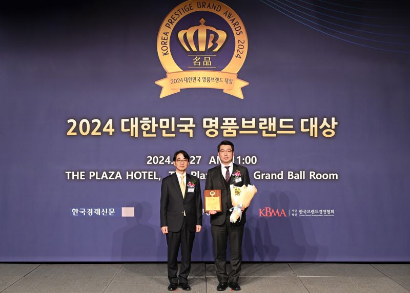 이형석 쌍방울 대표(오른쪽)가 지난 27일 서울 중구 더플라자호텔서울에서 열린 '2024 명품브랜드 대상' 시상식에서 기념 촬영을 하고 있다. 쌍방울 제공